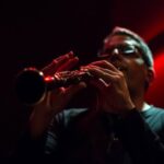 Ο μουσικός Γιώργος Κούτρας σε ζωντανή ερμηνεία κλαρινέτο στο 6Dogs